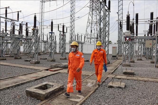 Trong ảnh: Công nhân kiểm tra kỹ thuật trước khi đóng điện máy biến áp 2 trạm biến áp 110/22kV Vĩnh An. Ảnh: TTXVN phát