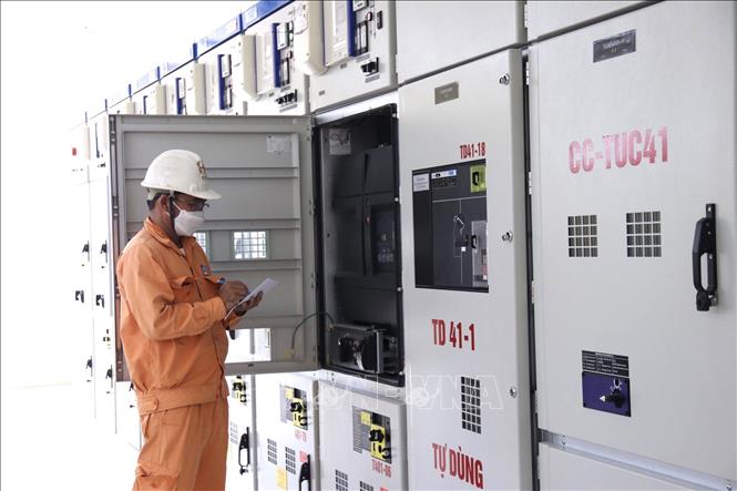 Trong ảnh: Việc lắp đặt thêm máy biến áp 2 đã đưa tổng công suất TBA 110/22kV Vĩnh An lên 80MVA. Ảnh: TTXVN phát