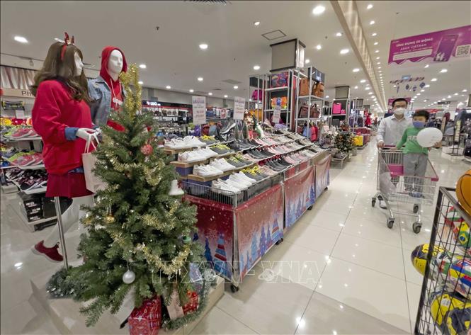 Trong ảnh: Nhiều quầy hàng tại siêu thị Aeon Long Biên được trang trí phục vụ mua sắm trong dịp Noel 2021. Ảnh: Trần Việt - TTXVN