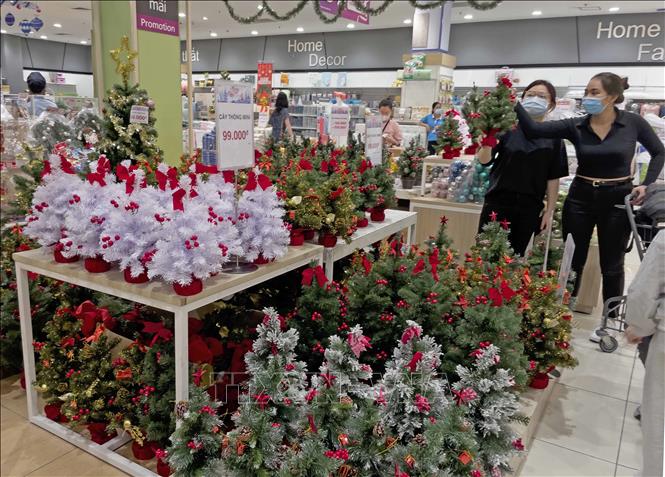 Trong ảnh: Những quầy bán đồ trang trí Noel tại siêu thị Aeon Long Biên được bày bán nhiều, nhưng ít người đến mua. Ảnh: Trần Việt - TTXVN