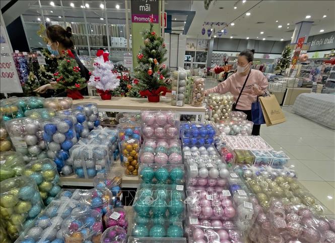 Trong ảnh: Những quầy bán đồ trang trí Noel tại siêu thị Aeon Long Biên được bày bán nhiều, nhưng ít người đến mua. Ảnh: Trần Việt - TTXVN
