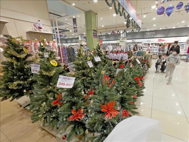 Trong ảnh: Những quầy bán đồ trang trí Noel tại siêu thị Aeon Long Biên được bày bán nhiều, nhưng ít người đến mua. Ảnh: Trần Việt - TTXVN