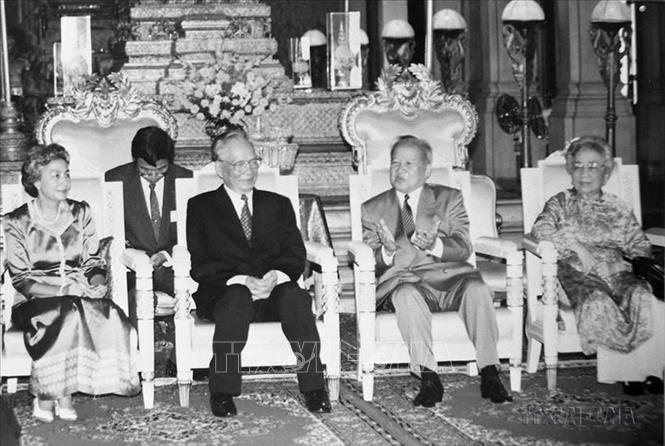 Cambodian King Norodom Sihanouk (second, right) receives President Le Duc Anh (second, left) on August 8, 1995 during the latter's official visit to Cambodia. VNA Photo: Cao Phong