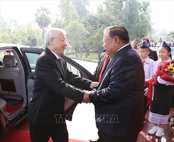 Photo: General Secretary of the Communist Party of Việt Nam Central Committee and President Nguyen Phu Trong (left) is welcomed by his Lao counterpart Bounnhang Vorachith during the former's official friendship visit to Lao, in Vientiane, on February 24, 2019. VNA Photo: Trí Dũng