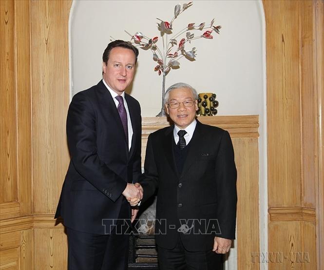 Photo: British Prime Minister David Cameron welcomes General Secretary of the Communist Party of Vietnam Nguyen Phu Trong at 10 Downing Street in central London on January 22, 2013, as part of the Vietnamese leader’s official visit to the United Kingdom. VNA Photo: Trí Dũng 