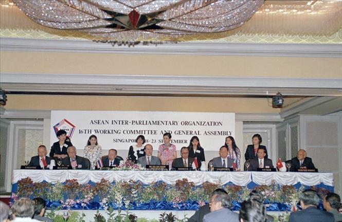 Singing ceremony to recognise the Vietnamese National Assembly as a member of the ASEAN Inter-Parliamentary Organisation (AIPO) within the framework of the 16th AIPO General Assembly in Singapore on September 19, 1995. VNA Photo: Xuân Tuân