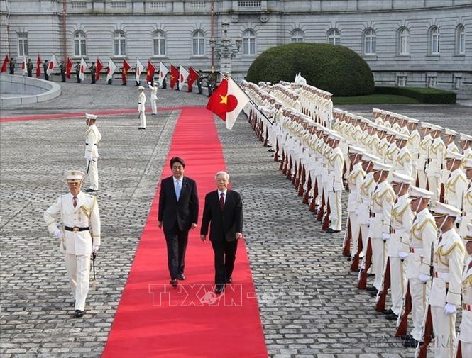 Photo: Prime Minister of Japan Shinzo Abe hosts a welcome ceremony for General Secretary of the Central Committee of the Communist Party of Vietnam Nguyen Phu Trong on his official visit to Japan from September 15-18, 2015. VNA Photo: Trí Dũng 