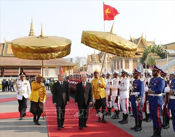 Photo: General Secretary of the Communist Party of Việt Nam Central Committee and President Nguyen Phu Trong (right) and Cambodian King Norodom Sihamoni review the guards of honour during the former's state visit to Cambodia, in Phnom Penh, on February 25, 2019. VNA Photo: Trí Dũng