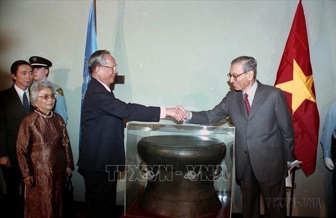 President Le Duc Anh (L) presents a version of Vietnamese Ngoc Lu bronze drum to UN Secretary-General Boutros B. Ghali at the UN headquarters in New York on October 25, 1995 as the Vietnamese leader attended the 50th founding anniversary of the organisation. VNA Photo: Cao Phong
