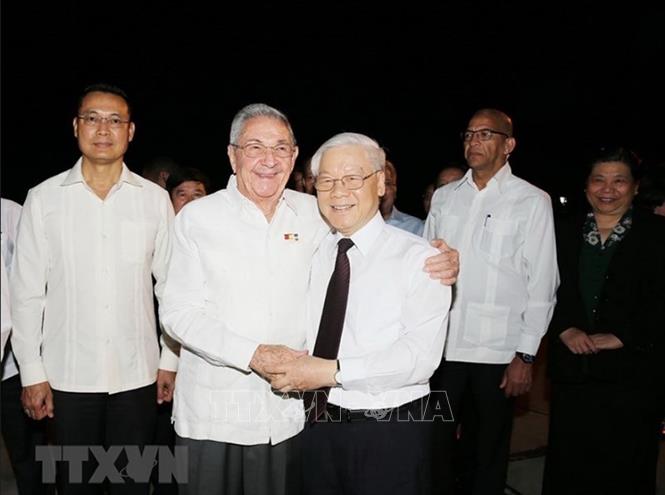 Photo: First Secretary of the Communist Party of Cuba (PCC) Central Committee and President of the Councils of State and Ministers of Cuba Raul Castro Ruz (left) bids farewell to General Secretary of the Communist Party of Vietnam Central Committee Nguyen Phu Trong (right), ending the latter's state visit to Cuba, in Santiago de Cuba, on March 30, 2018. VNA Photo: Trí Dũng