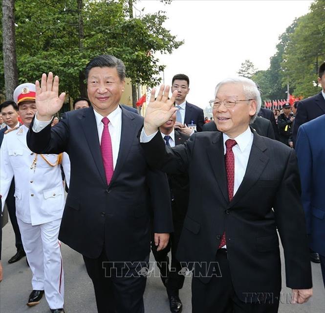 Photo: General Secretary of the Central Committee of the Communist Party of Vietnam Nguyen Phu Trong welcomes General Secretary of the Chinese Communist Party and President Xi Jinping in Hanoi on November 12, as part of the Chinese leader’s official visit to Vietnam. VNA Photo: Trí Dũng 
