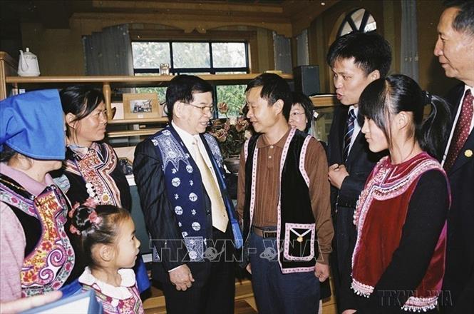 Photo: State President Nguyen Minh Triet visits an outstanding farmer family in Kunming city, Yunnan province, as part of his official friendship visit to China from May 15-18, 2007. VNA Photo: Nguyễn Khang