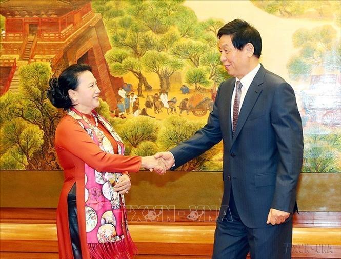 Photo: Chairwoman of the National Assembly Nguyen Thi Kim Ngan held talks with Chairman of the Chinese National  People’s Congress (NPC) Li Zhanshu in Beijing on July 11.The talks took place following an official welcome ceremony for the Vietnamese top legislator, who is making an official visit to China from July 8-12 at the invitation of the NPC head. VNA Photo: Trọng Đức