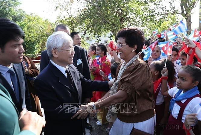 Photo: General Secretary of the Communist Party of Vietnam (CPV) Central Committee Nguyen Phu Trong with Cuban people and students at the President Ho Chi Minh Monument in Havana capital city on March 28, 2018 as part of his State visit to Cuba. VNA Photo: Trí Dũng