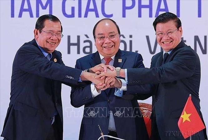 Photo: Vietnamese, Lao and Cambodian Prime Ministers express solidarity and cooperation between three countries after signing the Joint Declaration of the 10th Cambodia-Laos-Vietnam Summit on Development Triangle Area. VNA Photo 