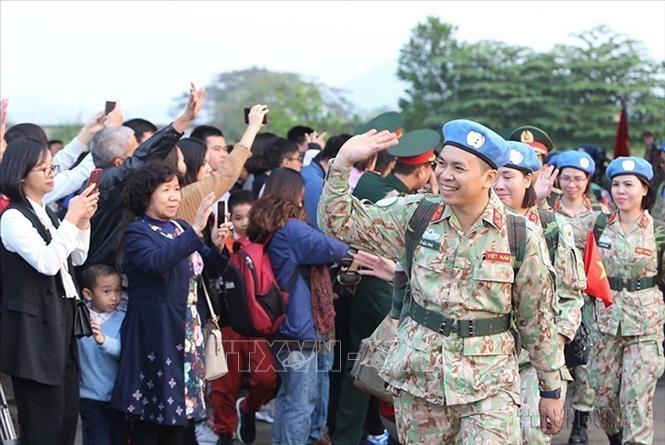 Photo: Vietnamese peacekeepers at Vietnam’s Level-2 field Hospital No. 2 say goodbye to relatives and comrades as they depart for United Nations Peacekeeping Mission in South Sudan. VNA Photo: Dương Giang
