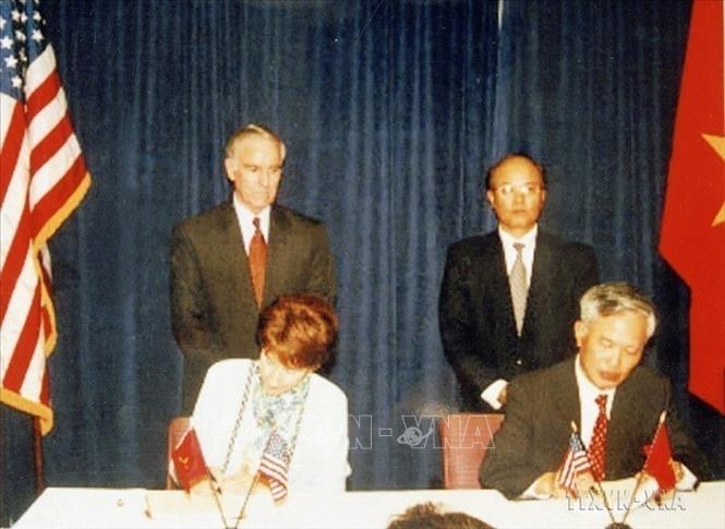 Trade Minister Vu Khoan and US Trade Representative, Charlene Barshefsky, sign the Vietnam-US Trade Agreement in Washington DC on July 13, 2000. VNA Photo: Lê Chi