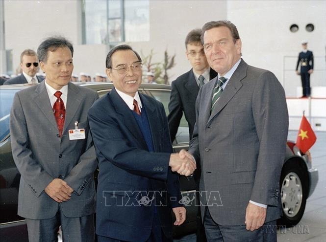 German Chancellor Gerhard Schröder welcomes Prime Minister Phan Van Khai on the latter’s official visit to Germany in October, 2001. VNA Photo: Thế Thuần