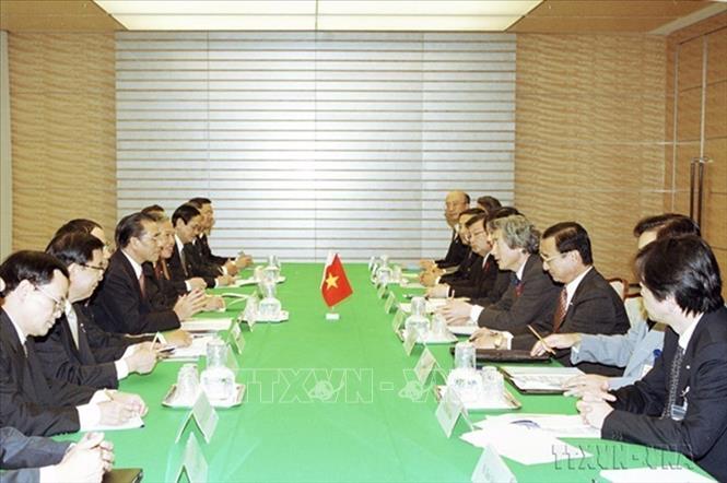 Party General Secretary Nong Duc Manh holds talks with Japanese Prime Minister Koizumi Junichiro on his official visit to Japan in October 2002. VNA Photo: Xuân Tuân