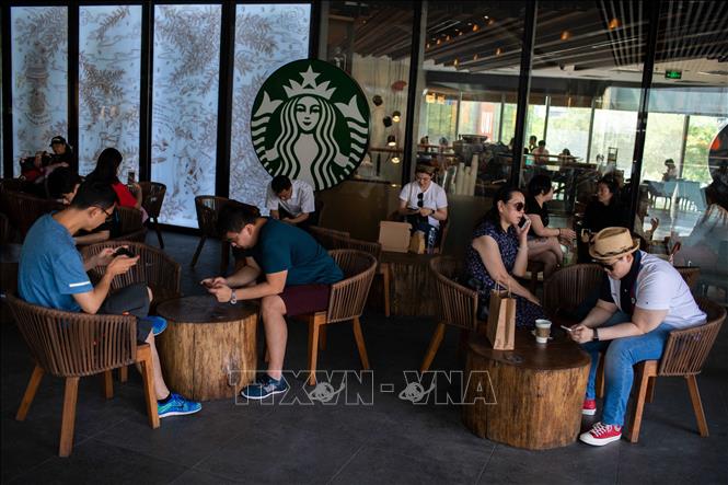Trong ảnh (tư liệu): Khách hàng tại một cửa hàng của Starbucks ở Bắc Kinh, Trung Quốc. Ảnh: AFP/ TTXVN