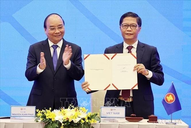 Photo: Prime Minister Nguyen Xuan Phuc, ASEAN 2020 Chair, witnesses the signing ceremony for the Regional Comprehensive Economic Partnership (RCEP) Agreement in Hanoi on 15 November 2020. VNA Photo: Thống Nhất