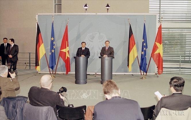 Party General Secretary Nong Duc Manh and German Chancellor Gerhard Schröder at a press conference on the former’s official visit to Germany in March 2004. VNA Photo: Xuân Tuân