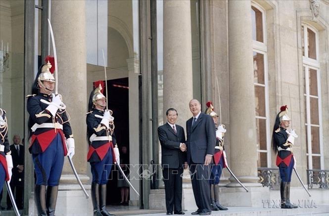 President Jacques Chirac welcomes General Secretary Nong Duc Manh at Elysee Palace in Paris during the latter’s official visit to France on June 7, 2005.VNA Photo: Xuân Tuân