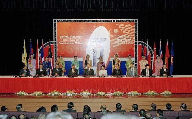 Prime Minister Phan Van Khai and senior leaders of ASEAN member nations attend the Kuala Lumpur Declaration signing ceremony on developing ASEAN Charter in Kuala Lumpur, Malaysia on December 12, 2005. VNA Photo
