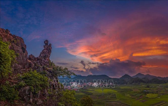 Trong ảnh: Tượng đá nàng Tô Thị bồng con chờ chồng ở Xứ Lạng. Ảnh: TTXVN phát