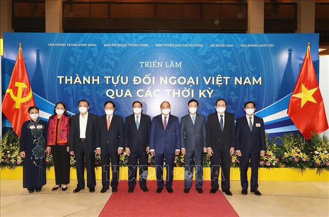 Đối ngoại: Việt Nam đã nhanh chóng phục hồi kinh tế sau đại dịch và trở thành một trong những đối tác thương mại quan trọng của nhiều quốc gia trên thế giới. Hình ảnh này cho thấy tầm quan trọng của đối ngoại đối với sự phát triển kinh tế và xã hội của đất nước.
