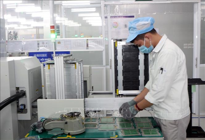 Trong ảnh: Công nhân công ty TNHH Siyoto Vina Electronics, Khu công nghiệp Châu Sơn, tỉnh Hà Nam vừa thực hiện đầy đủ các biện pháp phòng,chống dịch COVID-19. Ảnh: Đại Nghĩa - TTXVN  