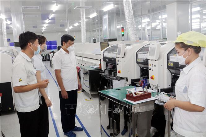 Trong ảnh: Ban quản lý các Khu công nghiệp tiếp tục duy trì Ban chỉ đạo phòng, chống dịch COVID-19 tại khu công nghiệp để thường xuyên kiểm tra, giám sát công tác phòng, chống dịch của các doanh nghiệp. Ảnh: Đại Nghĩa - TTXVN  