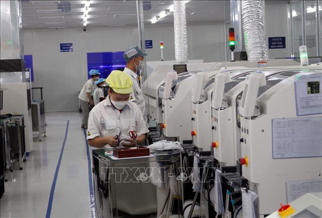 Trong ảnh: Các công nhân lao động sản xuất luôn tuân thủ thực hiện 5K trong quá trình làm việc; sắp xếp các dây chuyển, phân xưởng sản xuất đảm bảo khoảng cách. Ảnh: Đại Nghĩa - TTXVN 