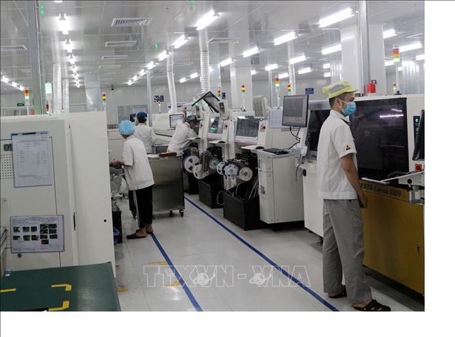 Trong ảnh: Các công nhân lao động sản xuất luôn tuân thủ thực hiện 5K trong quá trình làm việc; sắp xếp các dây chuyển, phân xưởng sản xuất đảm bảo khoảng cách. Ảnh: Đại Nghĩa - TTXVN 