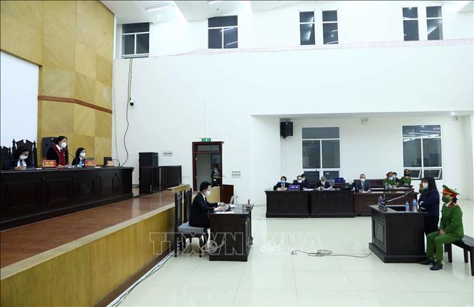 Trong ảnh: Bị cáo Phạm Thị Đoan Trang nghe Thẩm phán, Chủ tọa Phiên tòa tuyên án. Ảnh: Phạm Kiên - TTXVN