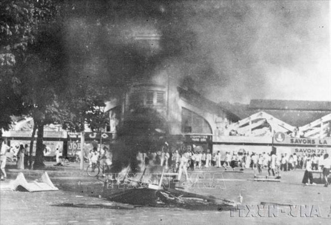Với dã tâm cướp nước ta một lần nữa, ngày 23/9/1945, được sự giúp đỡ của quân Anh, thực dân Pháp nổ súng gây hấn ở Sài Gòn, mở đầu cuộc chiến tranh xâm lược Đông Dương lần thứ hai. Trong ảnh: Những ngày đầu kháng chiến ở Sài Gòn. Ảnh: Tư liệu TTXVN