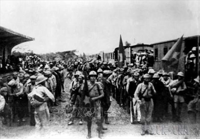 Ngày 26/9/1945, tại ga Hàng Cỏ, đoàn quân Nam tiến đầu tiên rời Hà Nội vào chi viện cho miền Nam, mở đầu cho phong trào Nam tiến, cả nước sát cánh cùng đồng bào Nam bộ và Nam Trung bộ đánh giặc cứu nước. Ảnh: Tư liệu/TTXVN phát
