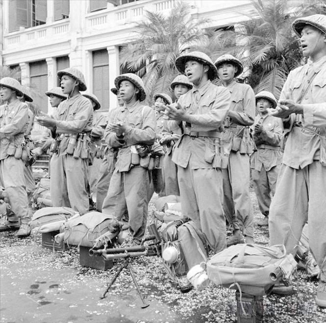 Bộ đội sẵn sàng chiến đấu bảo vệ Thủ đô trong những ngày đầu Toàn quốc kháng chiến, tháng 12/1946. Ảnh: TTXVN phát
