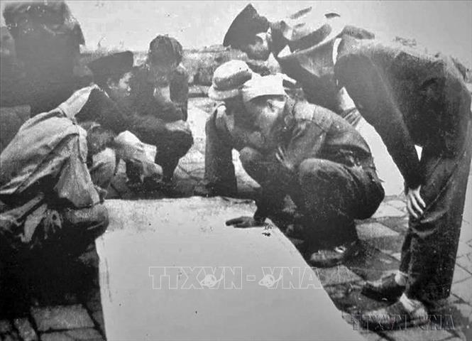 Ban chỉ huy Trung đoàn Thủ đô bàn kế hoạch tác chiến trong những ngày Toàn quốc kháng chiến. Ảnh: Tư liệu/TTXVN phát