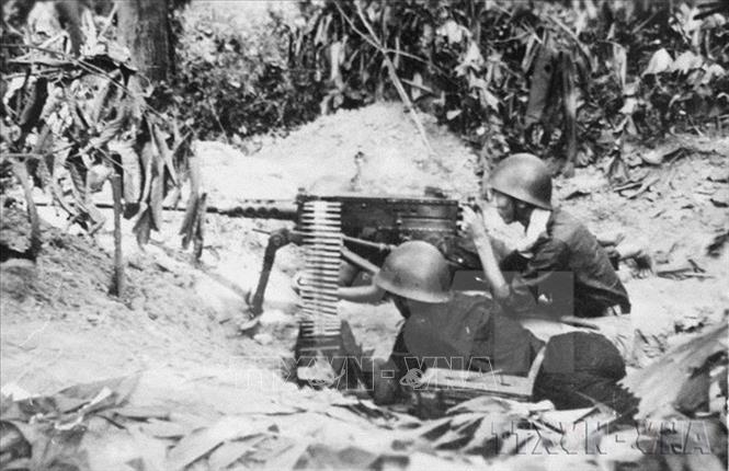 Chủ trương đồng loạt nổ súng tiến công trong đêm 19/12/1946 tại Thủ đô Hà Nội và các thành phố khác thể hiện sâu sắc tư tưởng chiến lược tiến công. Ta chủ động giành quyền đánh trước, đẩy địch vào thế bị động đối phó, phá tan âm mưu của Pháp định huy động toàn lực đè bẹp quân và dân ta bằng một đòn tiến công quân sự chớp nhoáng. Ảnh: TTXVN