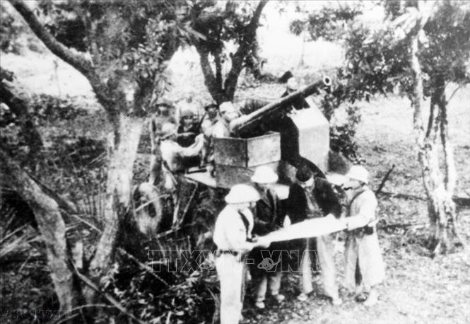 Vào lúc 20 giờ ngày 19/12/1946, những loạt đại bác của ta từ pháo đài Láng bắn vào các mục tiêu của Pháp trong thành phố, chính thức mở đầu cuộc kháng chiến chống Pháp. Ảnh: Nguyễn Bả Khoản – TTXVN