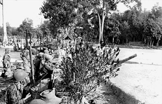 Trong các ngày 15 và 16/12/1946, quân Pháp nổ súng gây hấn nhiều nơi ở Hà Nội. Ngày 17/12/1946, chúng cho xe phá các công sự của ta ở phố Lò Đúc, rồi gây ra vụ tàn sát đẫm máu ở phố Hàng Bún và phố Yên Ninh. Ảnh: TTXVN phát
