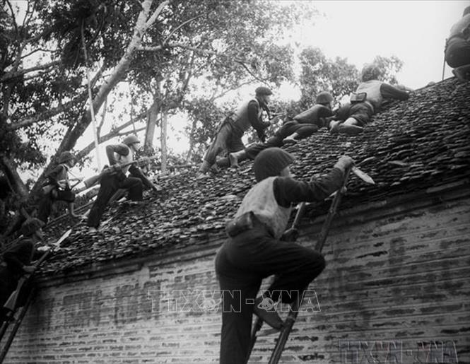 Cuộc chiến đấu anh dũng của quân dân Thủ đô trong 60 ngày đêm một lần nữa thể hiện rõ “khí phách cha ông và hồn thiêng sông núi”, làm rạng rỡ thêm hùng khí đất Thăng Long - Đông Đô - Hà Nội. Đó cũng tiêu biểu cho truyền thống “Cả nước đánh giặc, toàn dân ra trận” với tinh thần “thà chết chứ không chịu làm nô lệ”. Ảnh: Tư liệu TTXVN