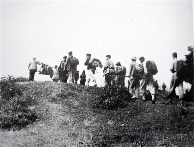 Đêm 17, rạng sáng 18/2/1947, lực lượng của Trung đoàn Thủ đô chia thành từng đơn vị nhỏ cùng nhân dân Liên khu phố I lặng lẽ đi dưới gầm cầu Long Biên, vượt sông Hồng, sông Đuống, bí mật vượt qua vòng vây an toàn lên chiến khu, kết thúc 60 ngày đêm giam chân quân Pháp trong lòng Hà Nội. Ảnh: Tư liệu/TTXVN phát
