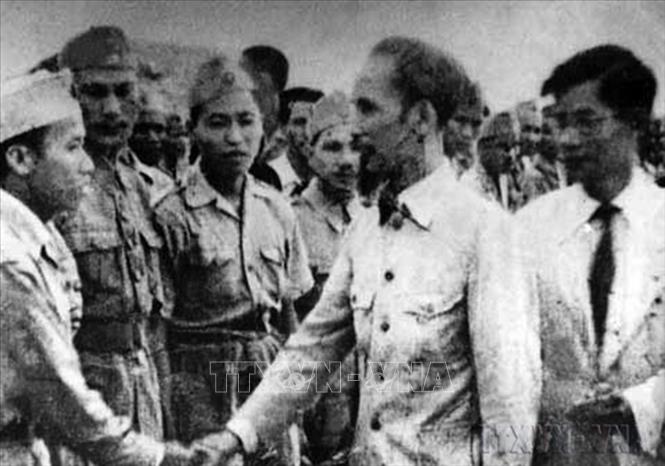 Chủ tịch Hồ Chí Minh đến thăm một đơn vị “quyết tử” của Hà Nội đầu năm 1947. Ảnh: Tư liệu/TTXVN phát