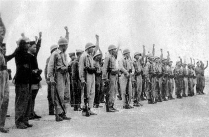 Trung đoàn Thủ đô chính thức được thành lập ngày 7/1/1947, giữa cuộc chiến kéo dài 2 tháng tại Hà Nội mở đầu Toàn quốc kháng chiến. Trong ảnh: Chiến sĩ Trung đoàn Thủ đô thề 