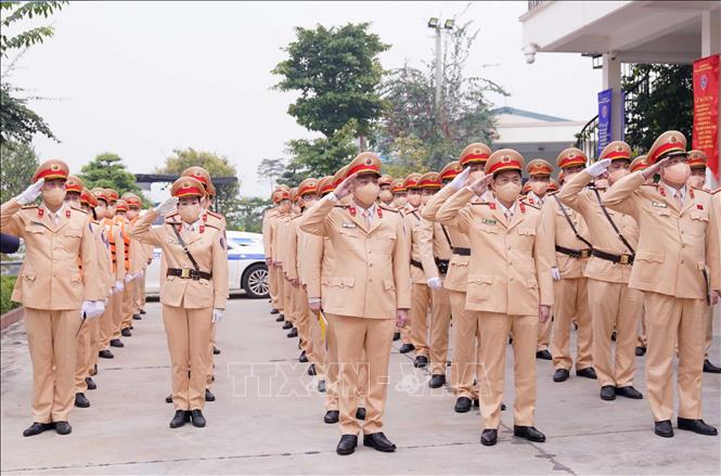 Trong ảnh: Lực lượng CSGT thực hiện nghi thức chào cờ tại buổi lễ ra quân. Ảnh: Phạm Kiên - TTXVN