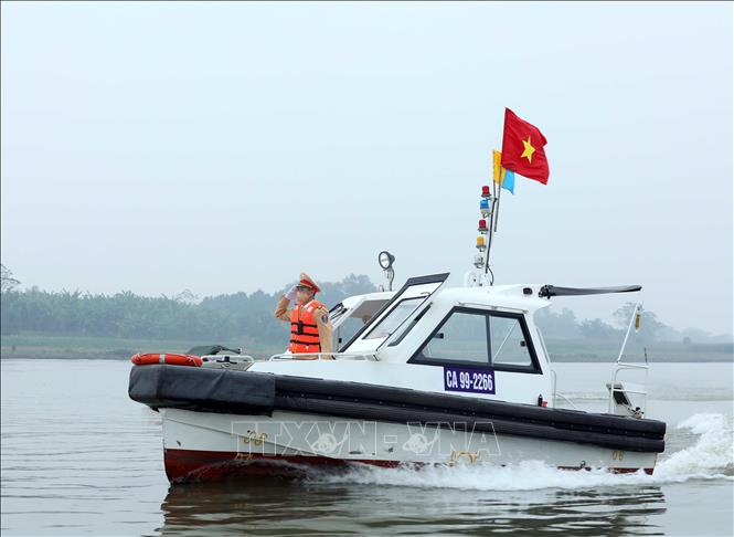 Trong ảnh: Lực lượng CSGT đường thủy ra quân triển khai kế hoạch thực hiện cao điểm bảo đảm trật tự, an toàn giao thông năm 2022. Ảnh: Phạm Kiên - TTXVN