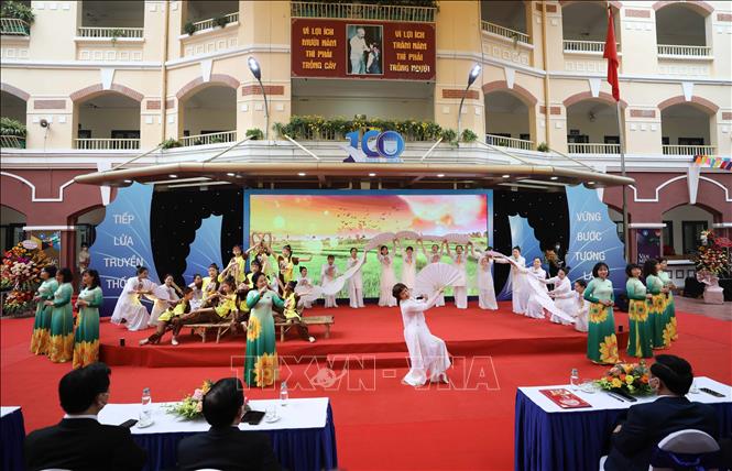Trong ảnh: Tiết mục văn nghệ chào mừng tại lễ kỷ niệm do cô trò trường Tiểu học Lê Ngọc Hân thể hiện. Ảnh: Thanh Tùng - TTXVN 