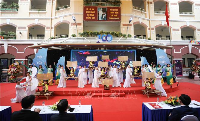 Trong ảnh: Tiết mục văn nghệ chào mừng tại lễ kỷ niệm do cô trò trường Tiểu học Lê Ngọc Hân biểu diễn. Ảnh: Thanh Tùng - TTXVN 